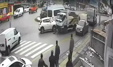 Ankara'da Freni Boşalan Kamyonet 7 Araca Çarptı, 2 Yaralı