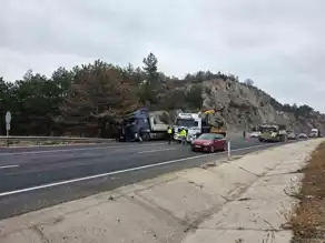 Ankara'da Tır Kazası: Lastik Patlaması Sonucu Bariyere Çarpma