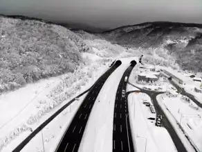 Bolu Dağ Geçidi'nde Kar Temizliği: Trafik Düzenlemesi