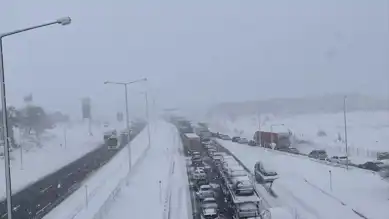 Kış Şartları Otoyolu Kapattı!