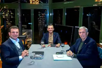 CHP'de Kritik Zirve: Özel, İmamoğlu ve Yavaş Bir Araya Geldi