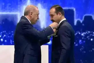 Erdoğan, Zorlu'ya AK Parti Rozetini Taktı