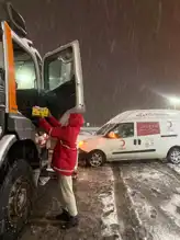 Karda Mahsur Kalanlara Sıcak Çay Desteği