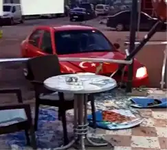 Sincan'da Çarpışma: Çiğköfte Dükkanına Çarptılar, 1 Yaralı