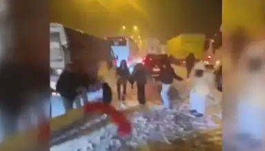 Yolda Kalanlar Kar Yağışında Halay Çekti!