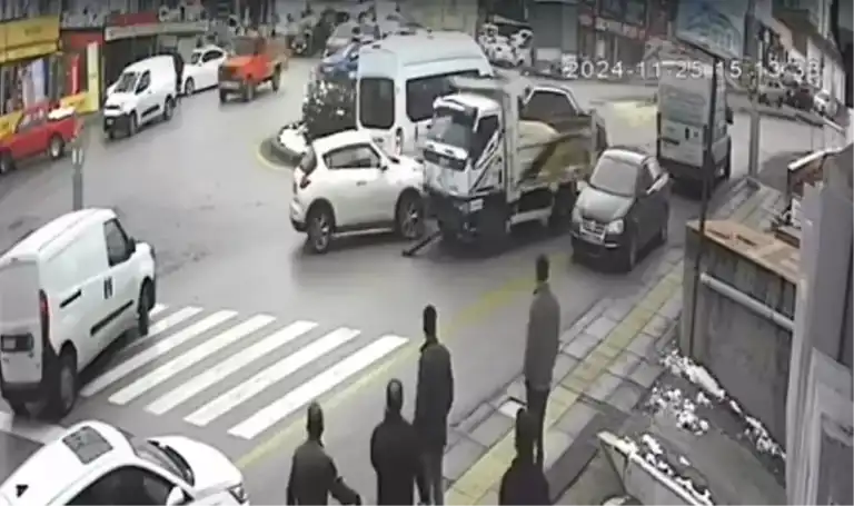 Ankara'da Freni Boşalan Kamyonet 7 Araca Çarptı, 2 Yaralı