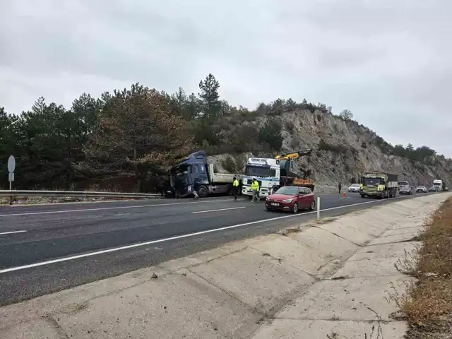 Ankara'da Tır Kazası: Lastik Patlaması Sonucu Bariyere Çarpma