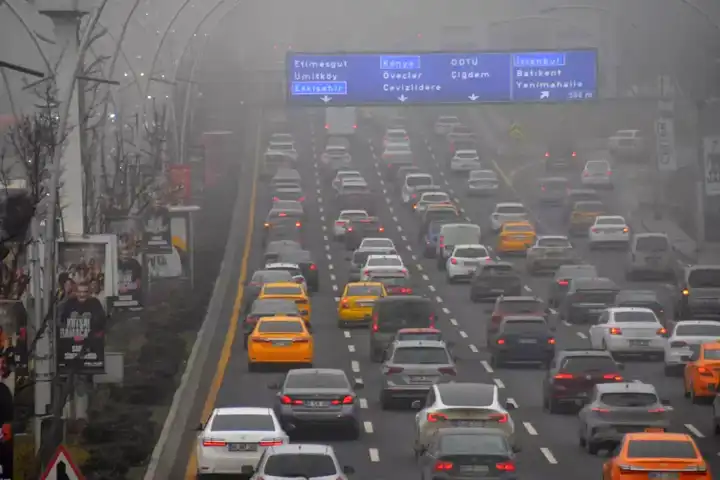 Ankara'da Yoğun Sis Trafiği Felç Etti!