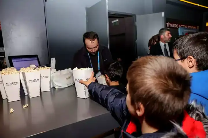 Bakan Göktaş, Devlet Himayesindeki Çocuklarla Rafadan Tayfa'yı İzledi