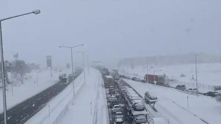 Kış Şartları Otoyolu Kapattı!