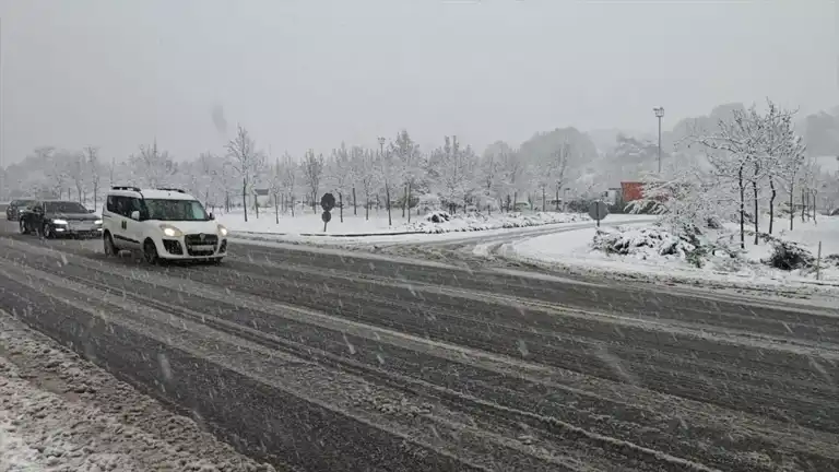 Batı Anadolu'da Kar Yağışı: Ulaşımda Aksama