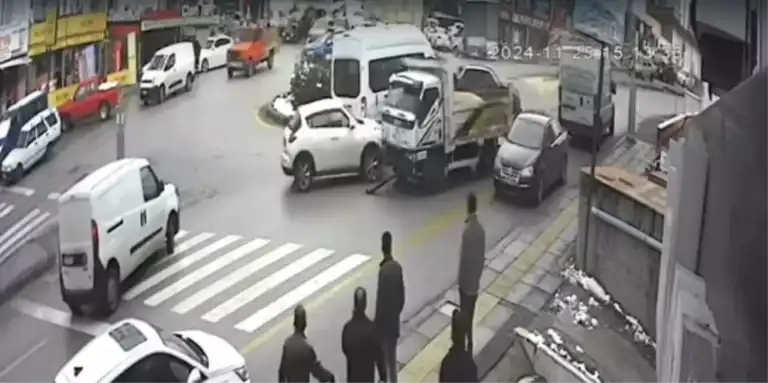 Freni Boşalan Kamyonet 7 Araca Çarptı: Yaralılar Var