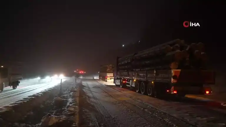Ilgaz Dağı'nda Yoğun Kar Yağışı Trafiği Felç Etti