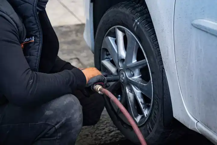 Kış Lastiği Zorunluluğu Başlıyor: Servisler Yoğun!