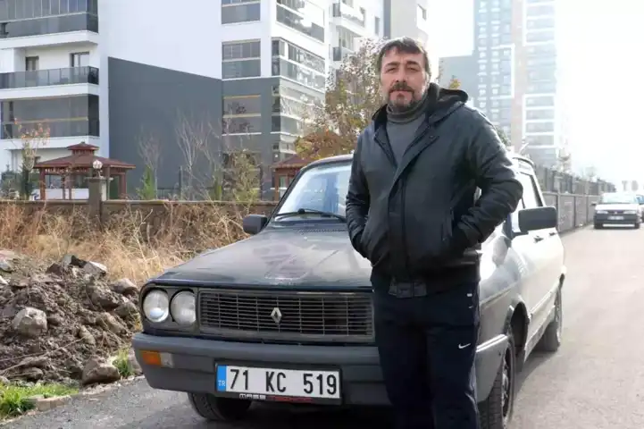 31 Yaşındaki Eski Model Otomobil Karla Baş Etti!
