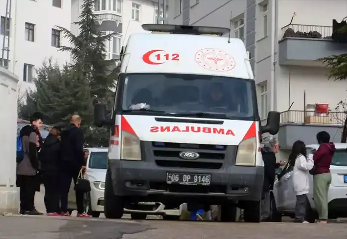 Keçiören'de Ev Yangını: 8 Kişi Dumandan Etkilendi