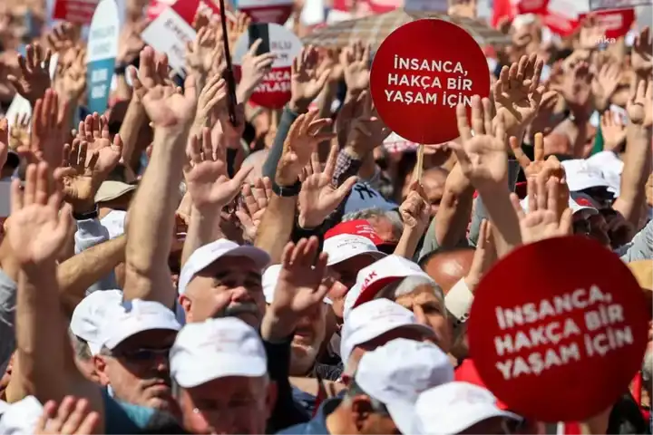 Emekçiler 'Geçinemiyoruz' Diye Meydanda!