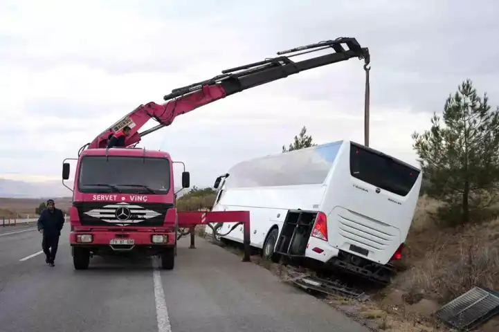 Kırıkkale'de Şarampole Devrilen Otobüs