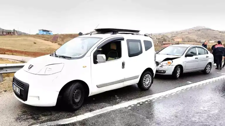 Kırıkkale'de Çarpışma: 2 Yaralı