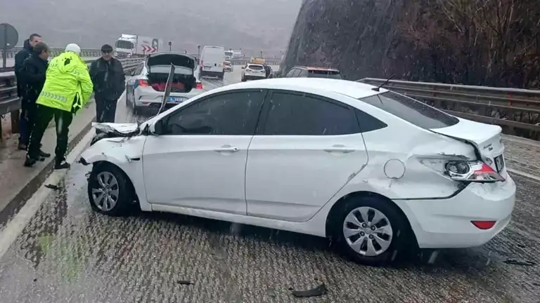 Kırıkkale'de Yağmurlu Havada Trafik Kazası: 3 Yaralı