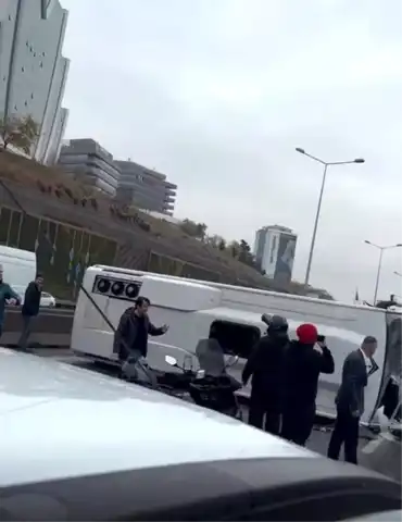 E-5'te Minibüs Kazası: Çok Sayıda Yaralı