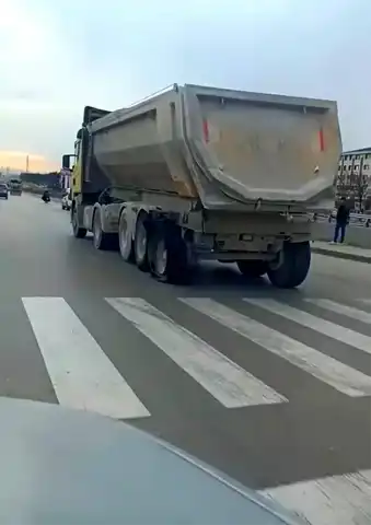 Ankara'da Patlak Lastikli Kamyon Tehlikesi!