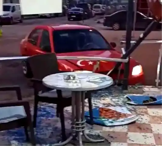 Sincan'da Çarpışma: Çiğköfte Dükkanına Çarptılar, 1 Yaralı