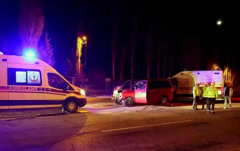 Sivas'ta Çarpışma: 7 Yaralı, 2'si Ağır
