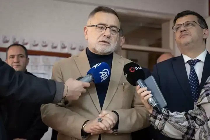 Vakıf, Öğrencilere Kutsal Kitap Dağıttı