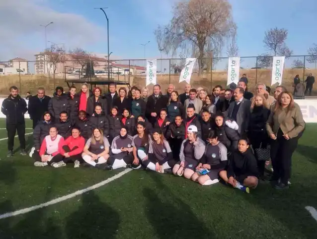 Görme Engelliler ve Sağlıklı Kadın Futbolcular Dostluk Maçında Buluştu